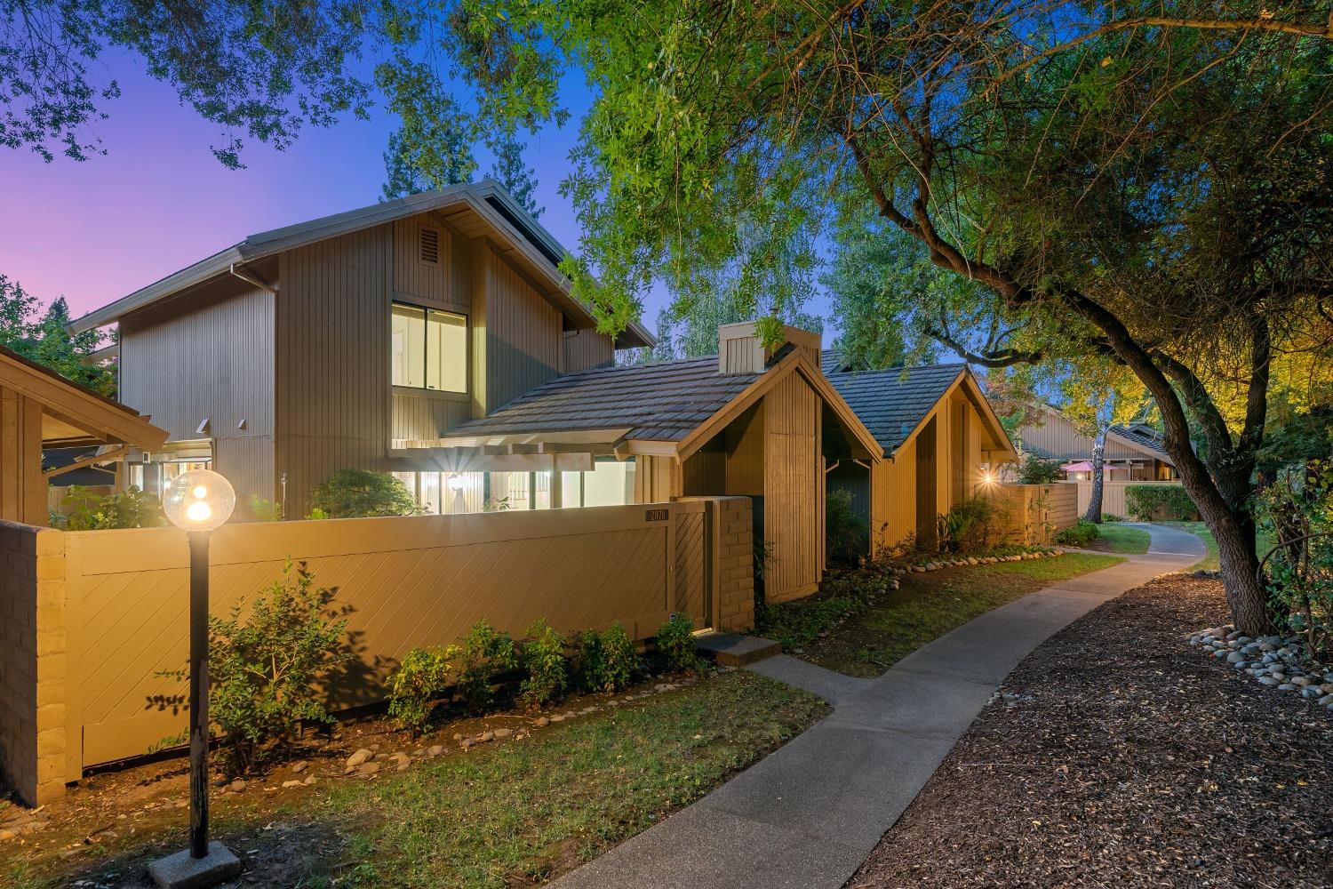 Detail Gallery Image 3 of 38 For 2078 Promontory Point Ln, Gold River,  CA 95670 - 3 Beds | 2/1 Baths