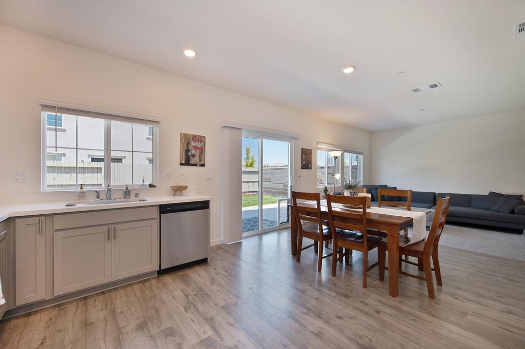 Detail Gallery Image 17 of 34 For 9217 Farmstead Cir, Roseville,  CA 95747 - 3 Beds | 2/1 Baths