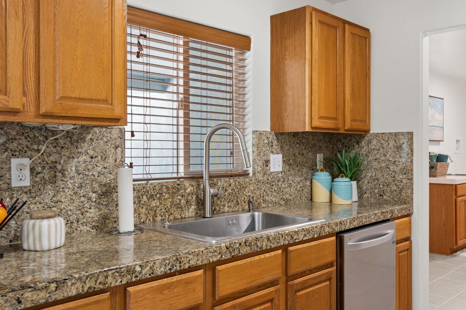 Detail Gallery Image 7 of 43 For 4291 Warren Ave, Sacramento,  CA 95822 - 3 Beds | 2 Baths