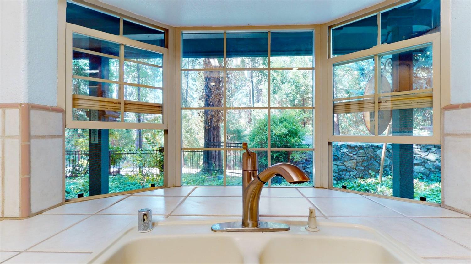 Detail Gallery Image 10 of 91 For 524 Railroad Ave, Nevada City,  CA 95959 - 5 Beds | 5/2 Baths