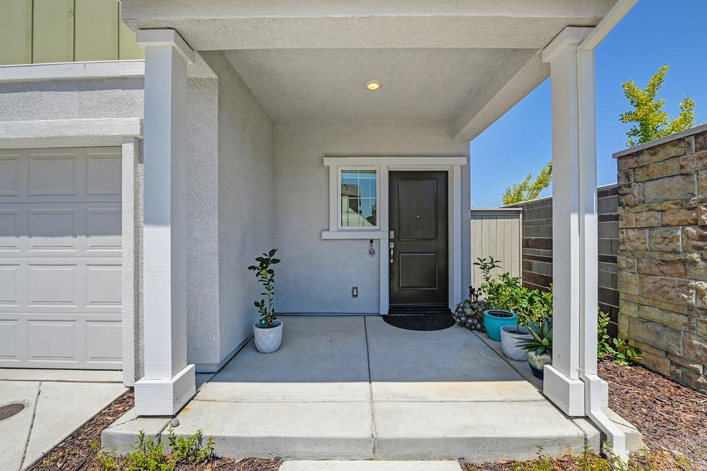 Detail Gallery Image 5 of 34 For 9217 Farmstead Cir, Roseville,  CA 95747 - 3 Beds | 2/1 Baths