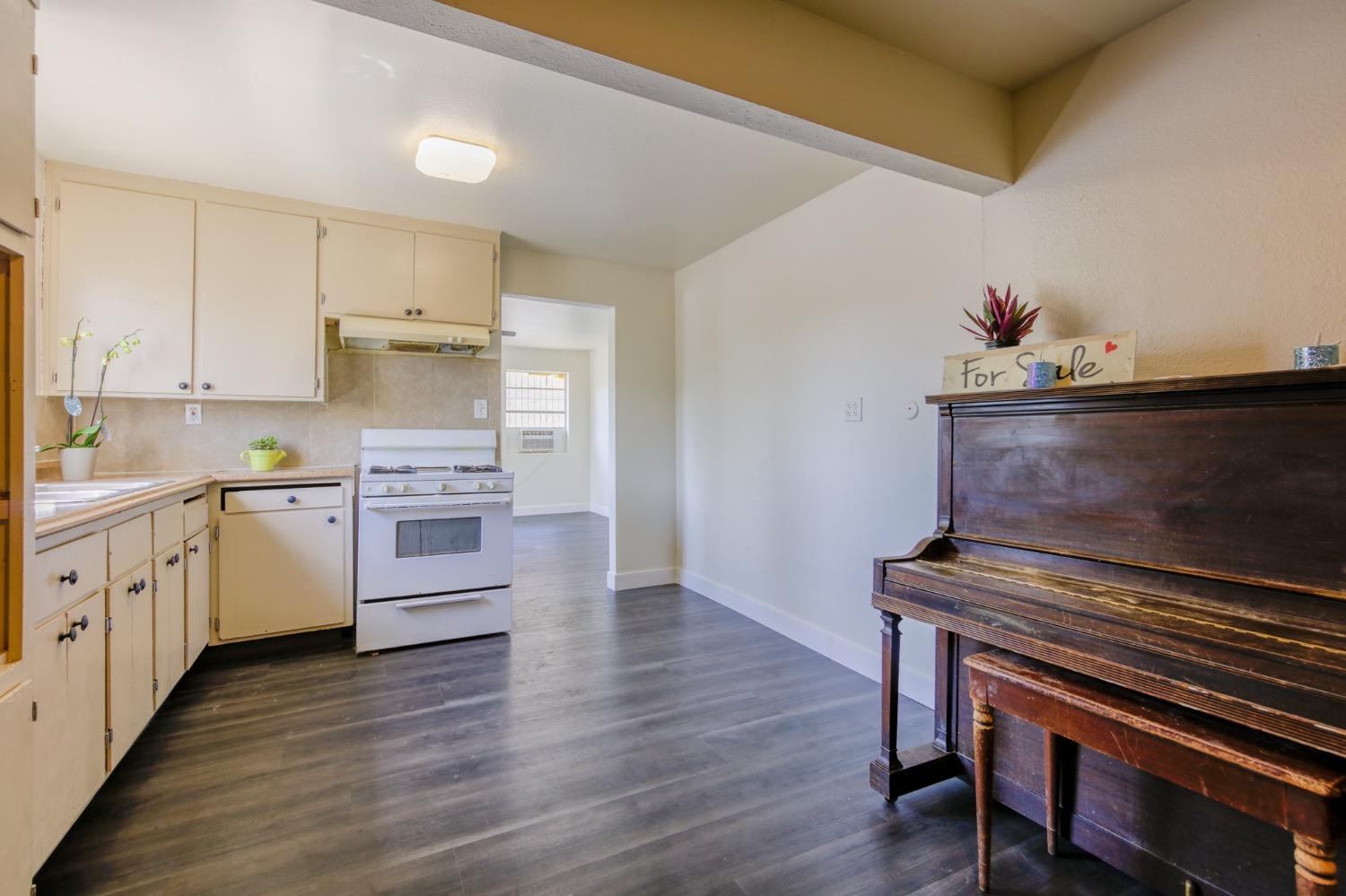 Detail Gallery Image 11 of 30 For 2121 S Lincoln St, Stockton,  CA 95206 - 3 Beds | 2 Baths