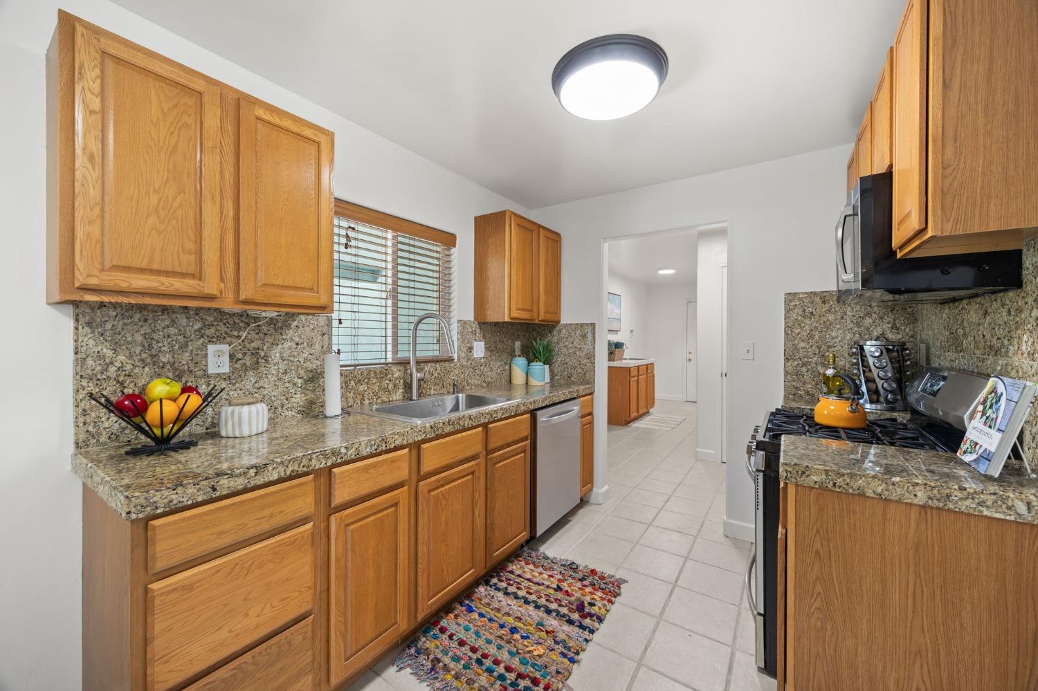 Detail Gallery Image 10 of 43 For 4291 Warren Ave, Sacramento,  CA 95822 - 3 Beds | 2 Baths