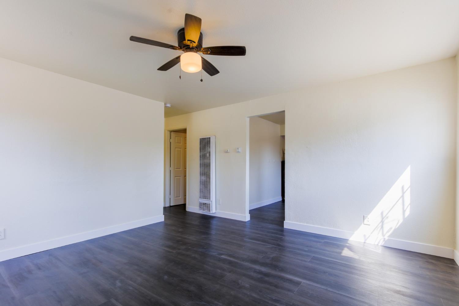 Detail Gallery Image 4 of 30 For 2121 S Lincoln St, Stockton,  CA 95206 - 3 Beds | 2 Baths