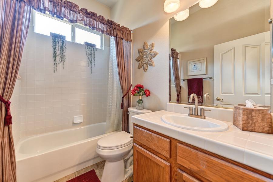 Detail Gallery Image 8 of 24 For 6121 Crater Lake Dr, Roseville,  CA 95678 - 3 Beds | 3 Baths