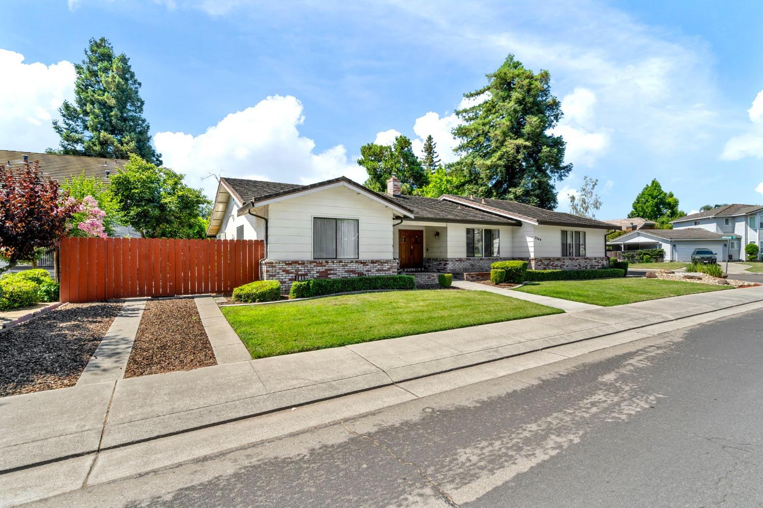 Detail Gallery Image 4 of 58 For 2344 Canyon Creek Dr, Stockton,  CA 95207 - 3 Beds | 2 Baths