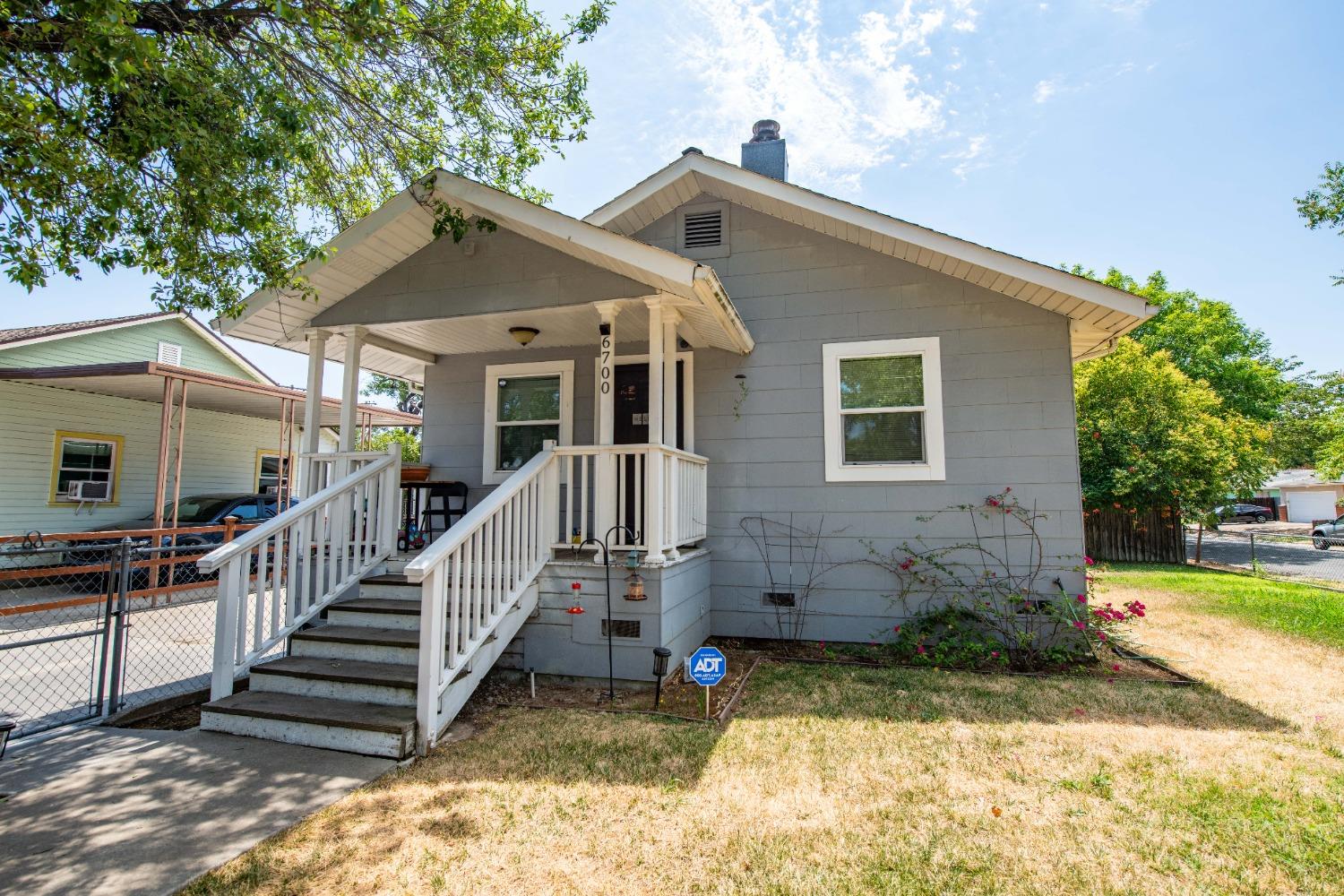 Detail Gallery Image 3 of 62 For 6700 18th Ave, Sacramento,  CA 95820 - 3 Beds | 2 Baths