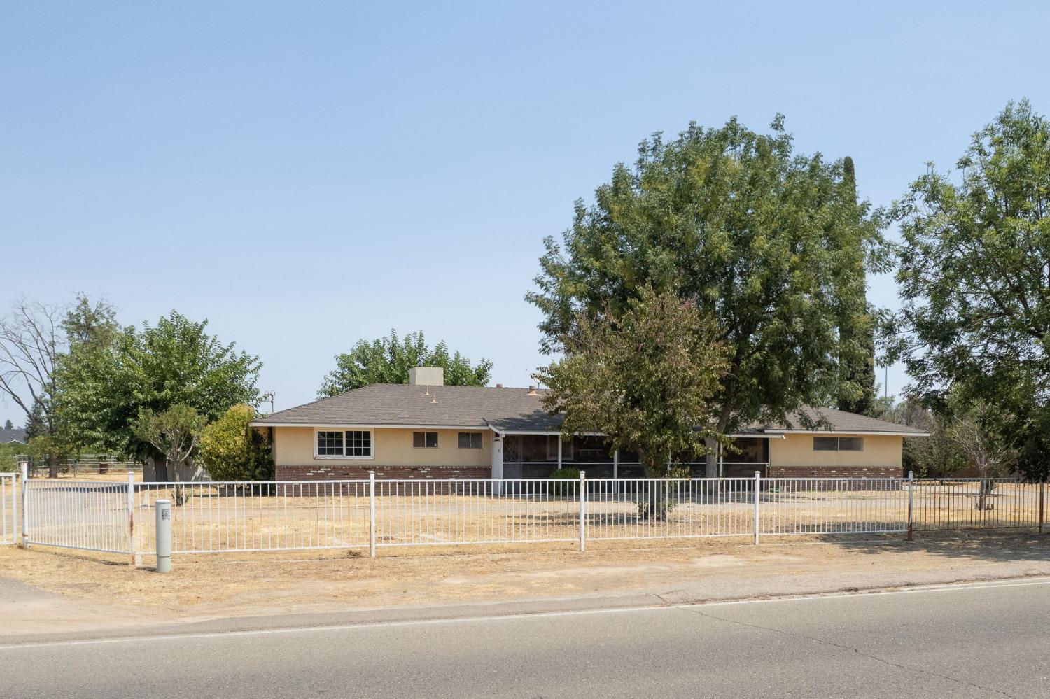 Detail Gallery Image 1 of 1 For 6588 E Dakota Ave, Fresno,  CA 93727 - 2 Beds | 2/1 Baths