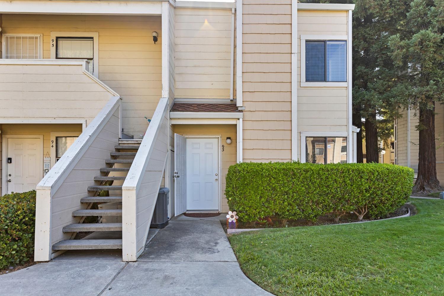 Detail Gallery Image 1 of 29 For 1699 Pyrenees Ave #93,  Stockton,  CA 95210 - 1 Beds | 1 Baths