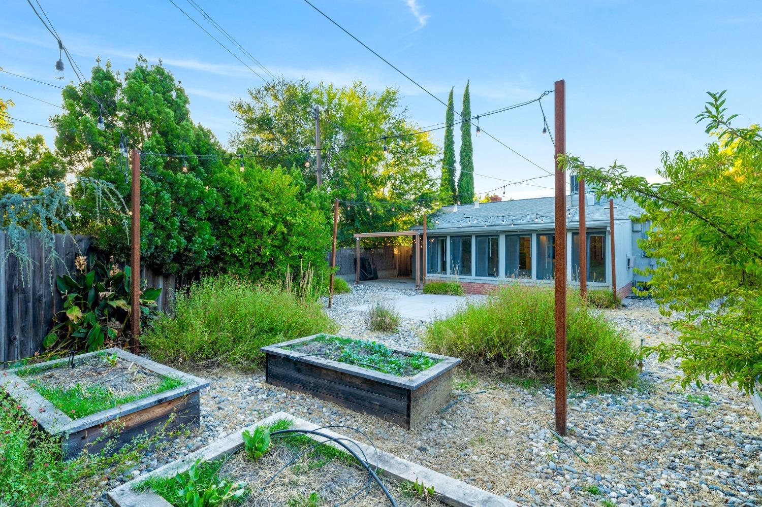 25Th Avenue, Sacramento, CA, 95822-2213