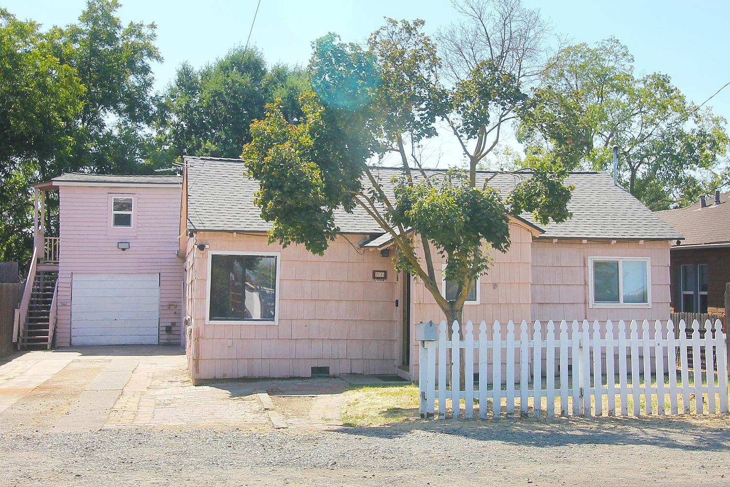 Detail Gallery Image 1 of 1 For 2731 Clay St, Sacramento,  CA 95815 - 3 Beds | 1 Baths