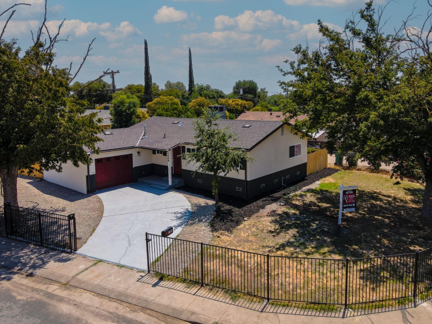 Detail Gallery Image 2 of 37 For 2404 E 6th St, Stockton,  CA 95205 - 3 Beds | 1 Baths