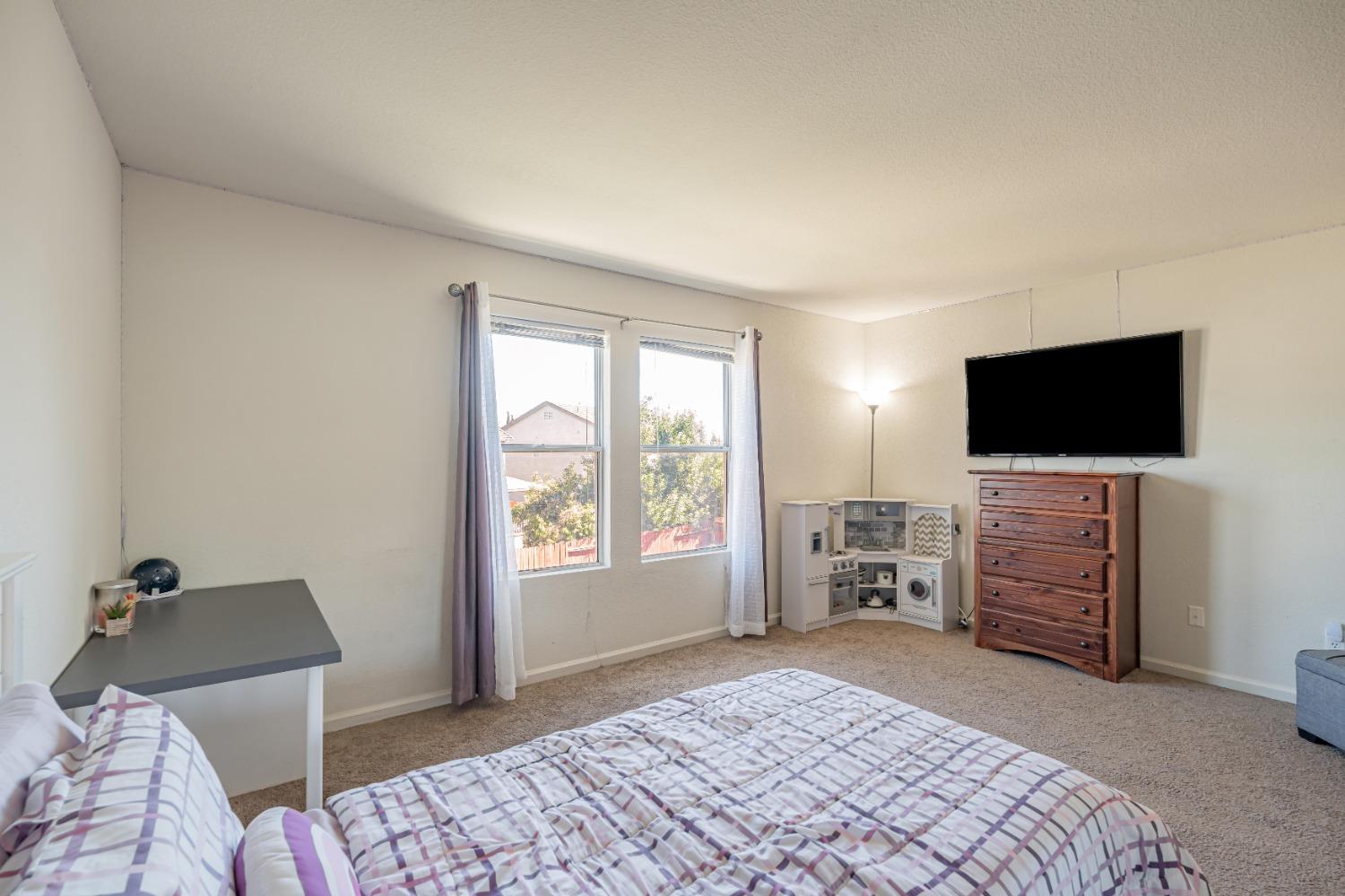 Detail Gallery Image 24 of 49 For 2208 Surf Ct, Stockton,  CA 95206 - 5 Beds | 2/1 Baths