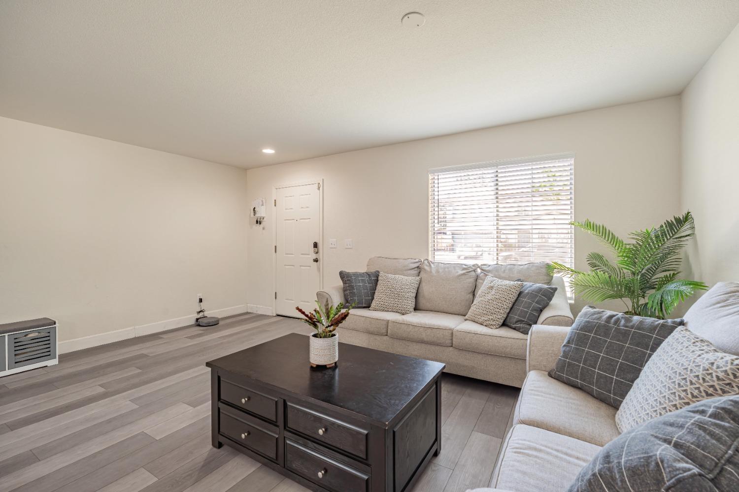 Detail Gallery Image 10 of 49 For 2208 Surf Ct, Stockton,  CA 95206 - 5 Beds | 2/1 Baths