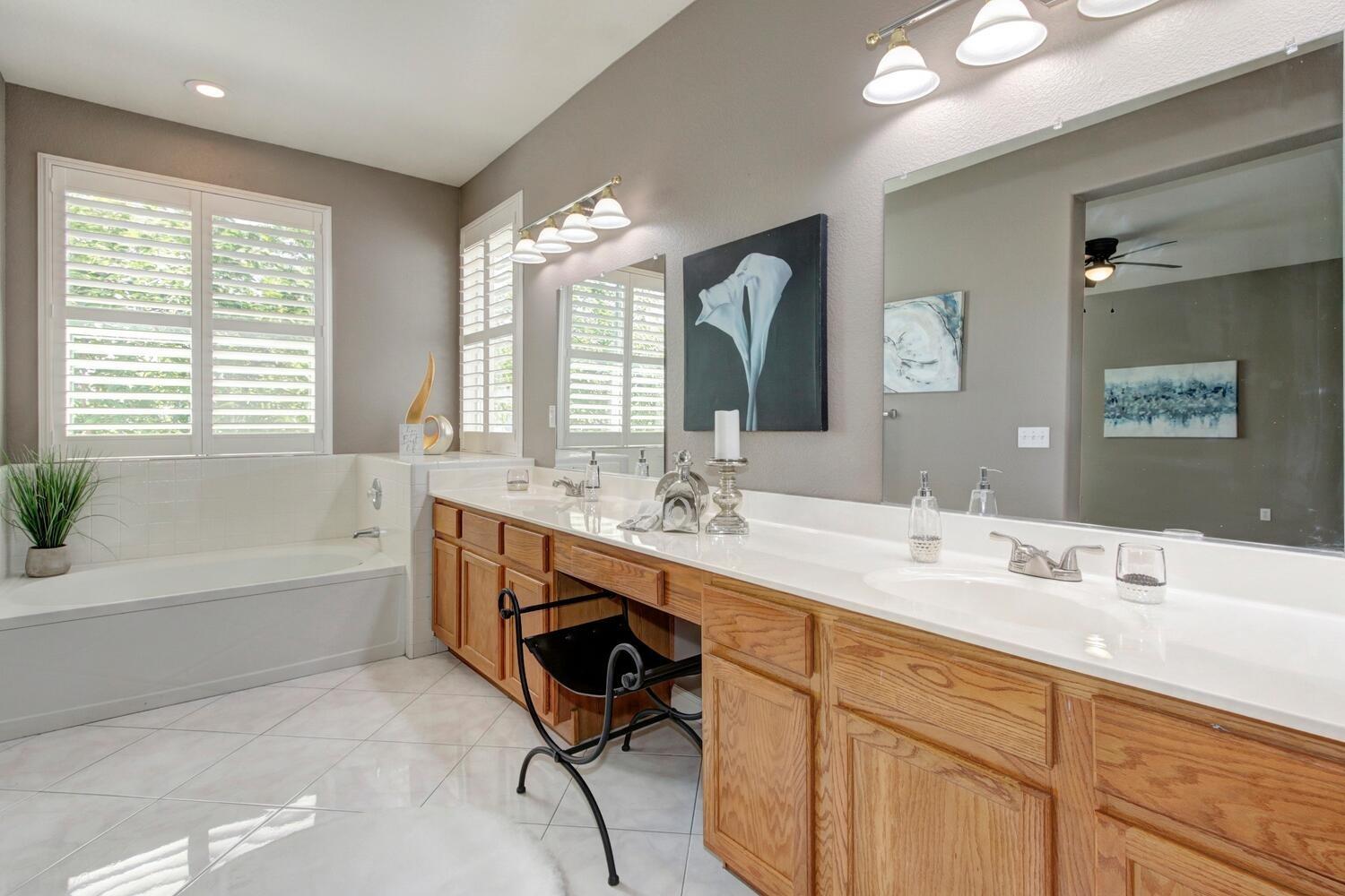 Detail Gallery Image 5 of 61 For 9832 Burrowing Owl Way, Elk Grove,  CA 95757 - 5 Beds | 3/1 Baths