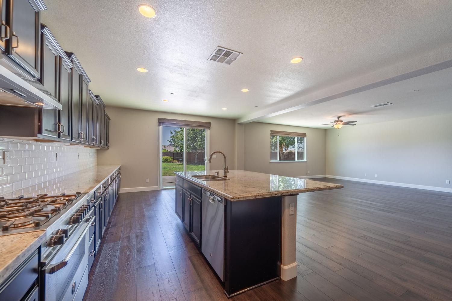 Detail Gallery Image 12 of 59 For 654 Kibbie Ct, Manteca,  CA 95337 - 4 Beds | 3/1 Baths