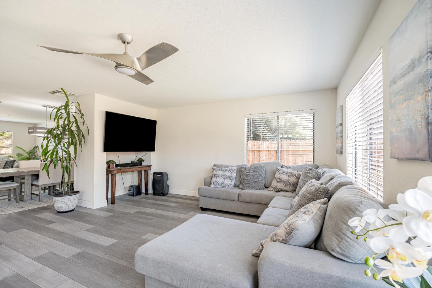 Detail Gallery Image 12 of 49 For 2208 Surf Ct, Stockton,  CA 95206 - 5 Beds | 2/1 Baths