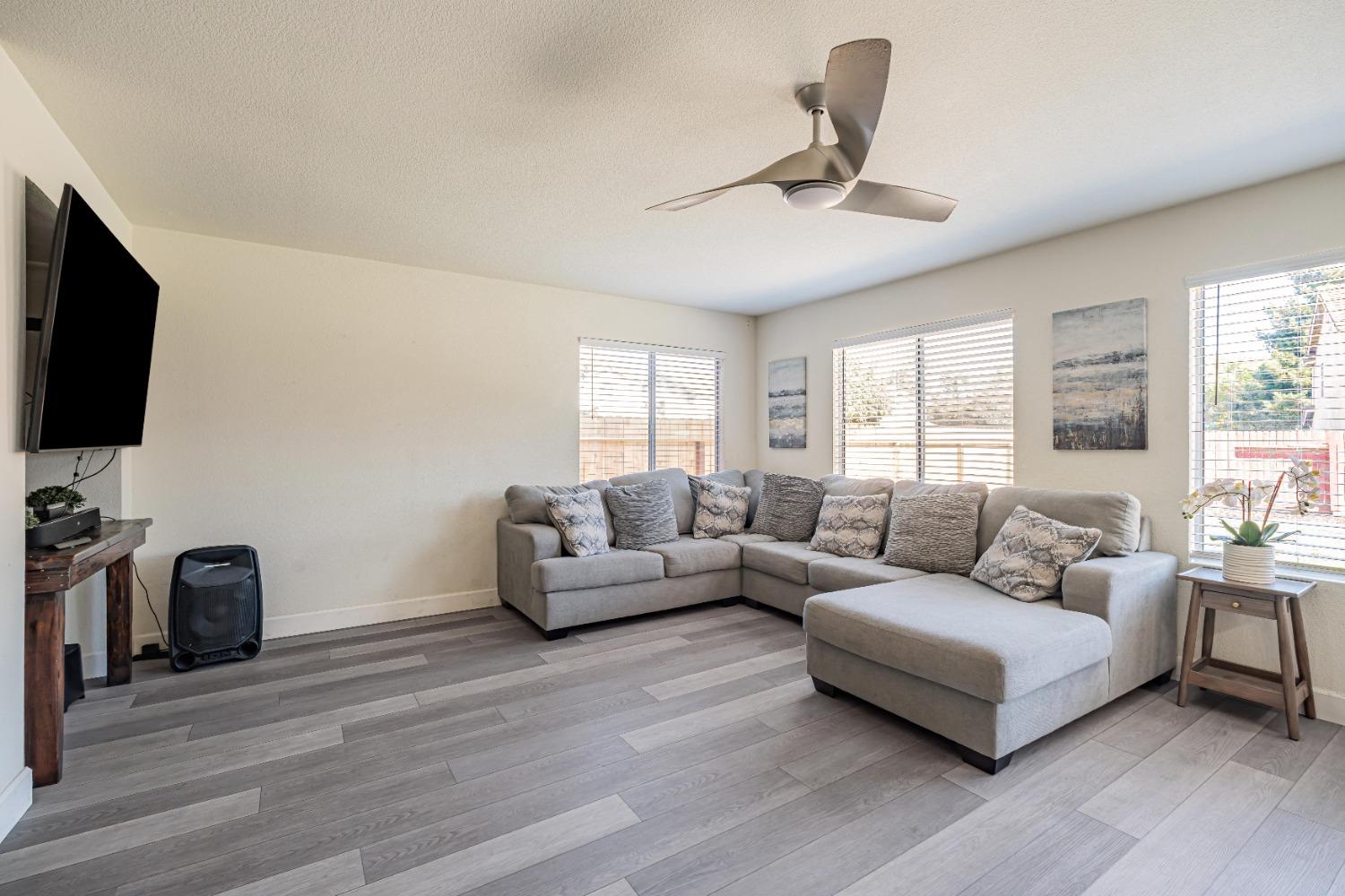 Detail Gallery Image 11 of 49 For 2208 Surf Ct, Stockton,  CA 95206 - 5 Beds | 2/1 Baths