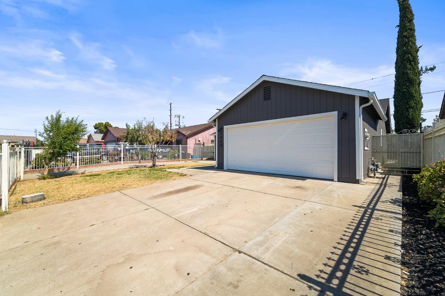 Detail Gallery Image 3 of 19 For 1960 Granada Dr, Stockton,  CA 95206 - 3 Beds | 2 Baths