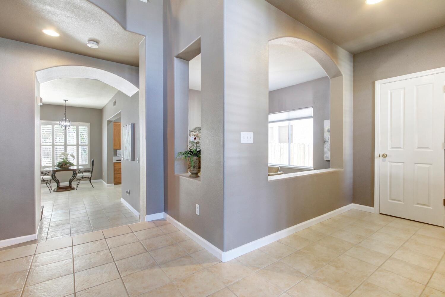 Detail Gallery Image 14 of 61 For 9832 Burrowing Owl Way, Elk Grove,  CA 95757 - 5 Beds | 3/1 Baths