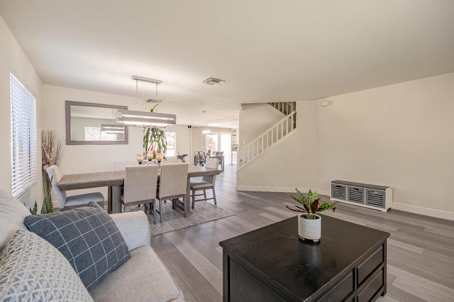 Detail Gallery Image 9 of 49 For 2208 Surf Ct, Stockton,  CA 95206 - 5 Beds | 2/1 Baths