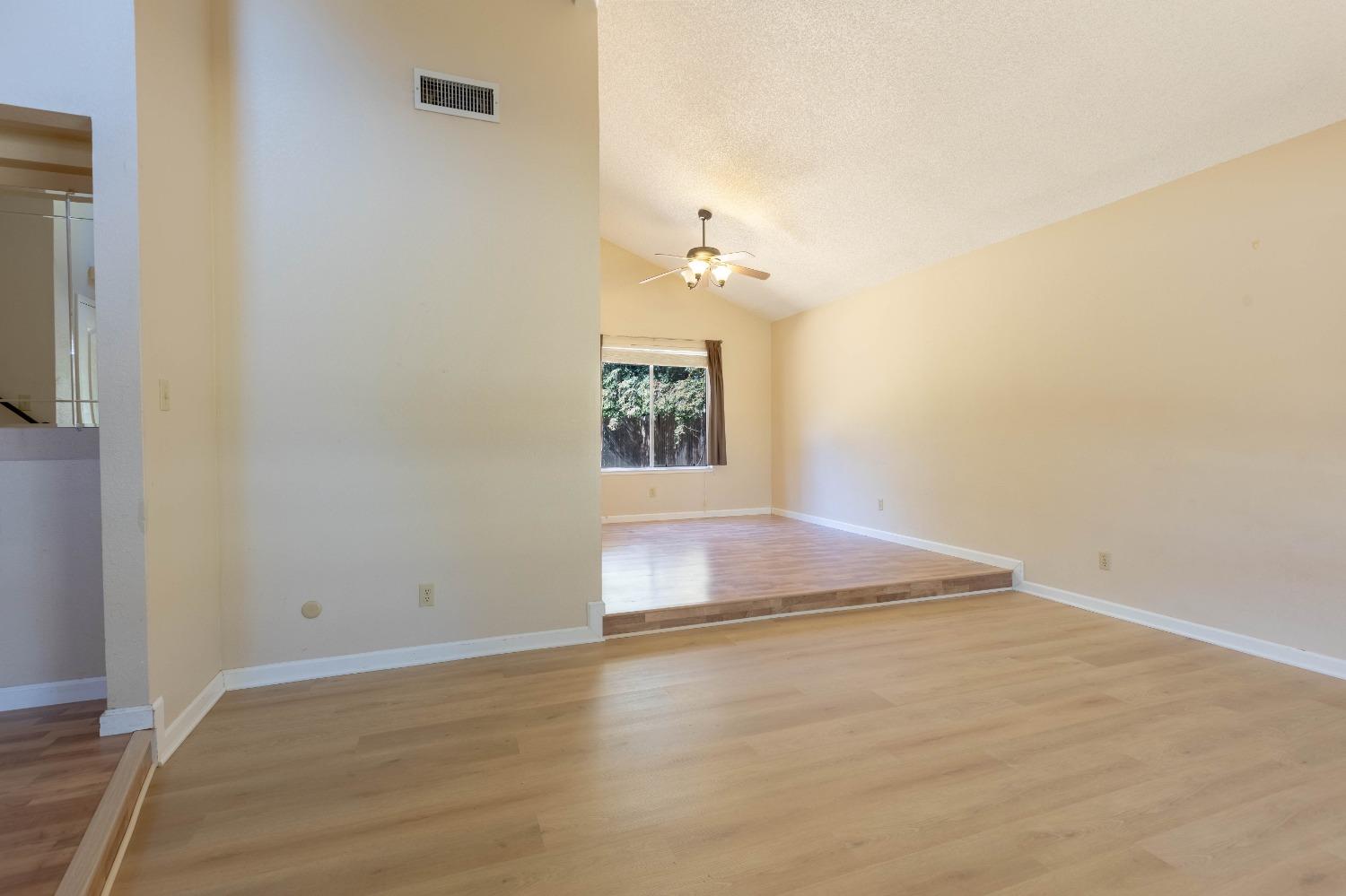 Detail Gallery Image 4 of 41 For 5009 Tacomic Dr, Sacramento,  CA 95842 - 3 Beds | 2/1 Baths