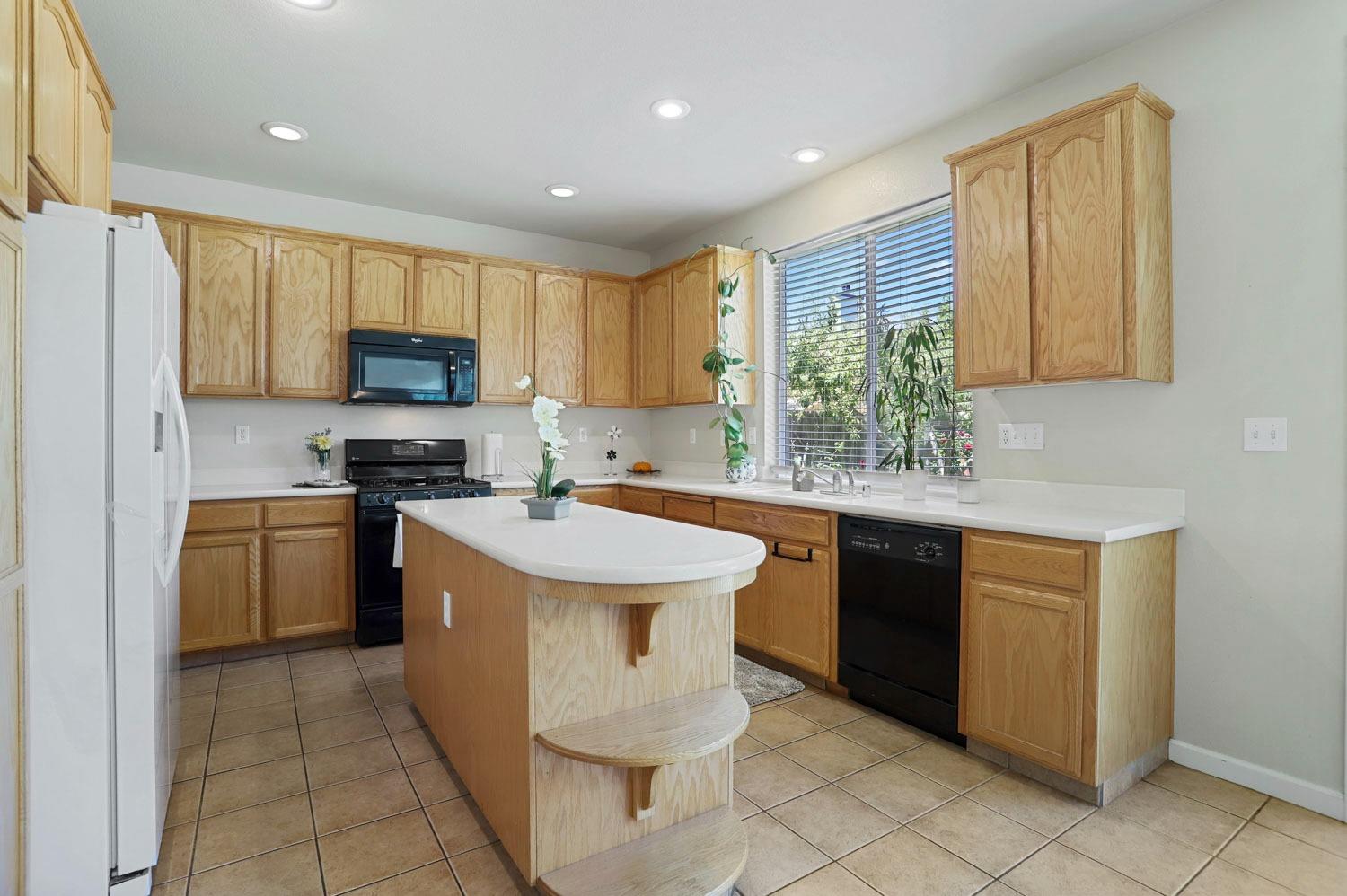 Detail Gallery Image 6 of 51 For 1711 Matterhorn St, Manteca,  CA 95337 - 4 Beds | 2/1 Baths