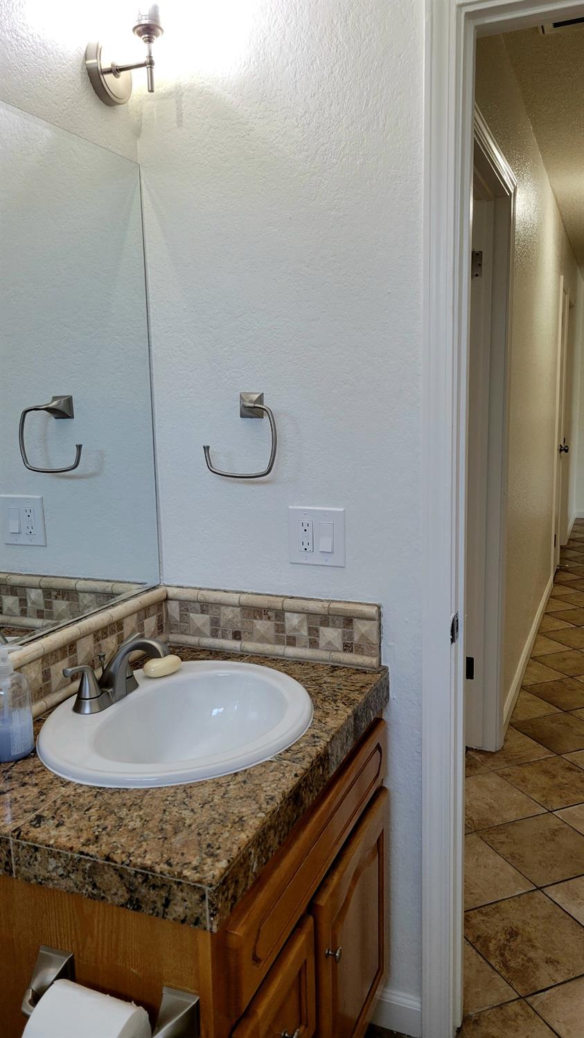 Detail Gallery Image 28 of 51 For 8258 Newfield Cir, Sacramento,  CA 95828 - 4 Beds | 2 Baths