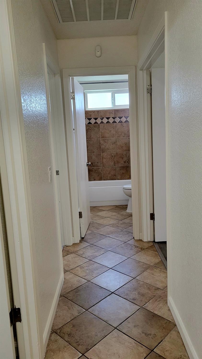 Detail Gallery Image 20 of 51 For 8258 Newfield Cir, Sacramento,  CA 95828 - 4 Beds | 2 Baths