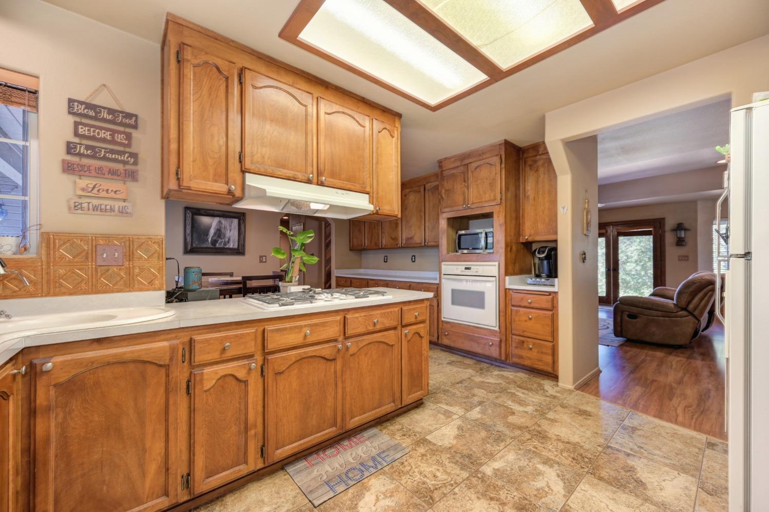 Detail Gallery Image 11 of 42 For 4460 Grass Valley Hwy, Auburn,  CA 95602 - 3 Beds | 2/1 Baths