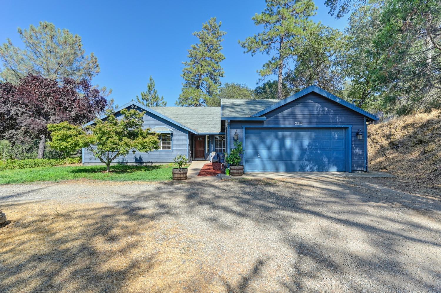 Detail Gallery Image 2 of 42 For 4460 Grass Valley Hwy, Auburn,  CA 95602 - 3 Beds | 2/1 Baths