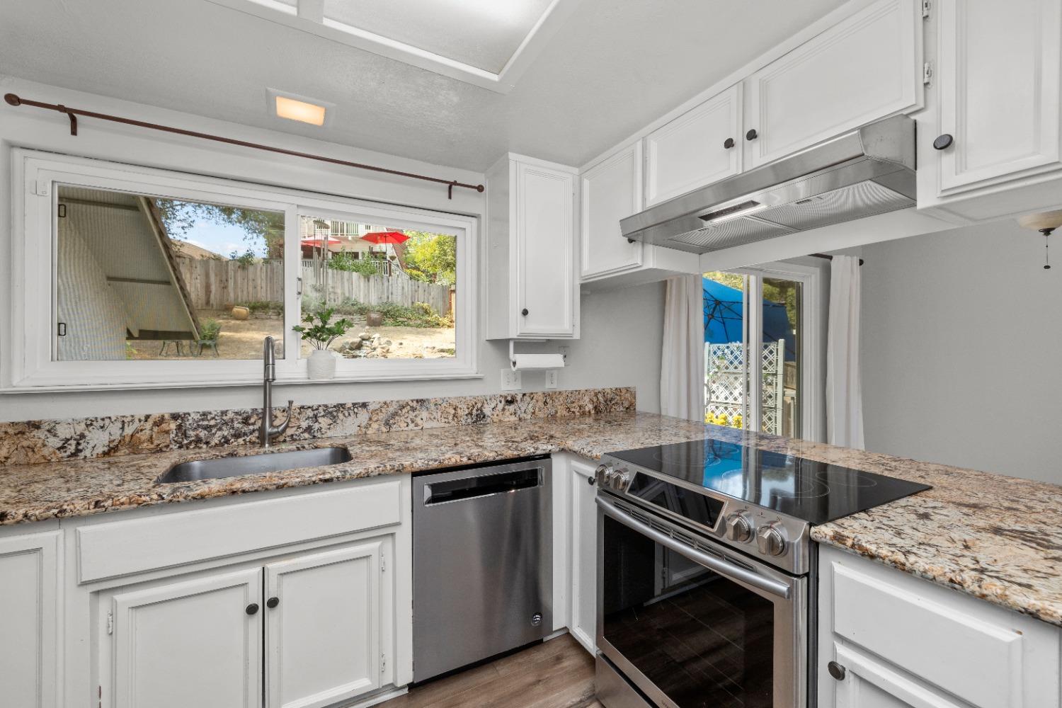 Detail Gallery Image 11 of 33 For 3932 Horseshoe Cir, Loomis,  CA 95650 - 3 Beds | 2/1 Baths