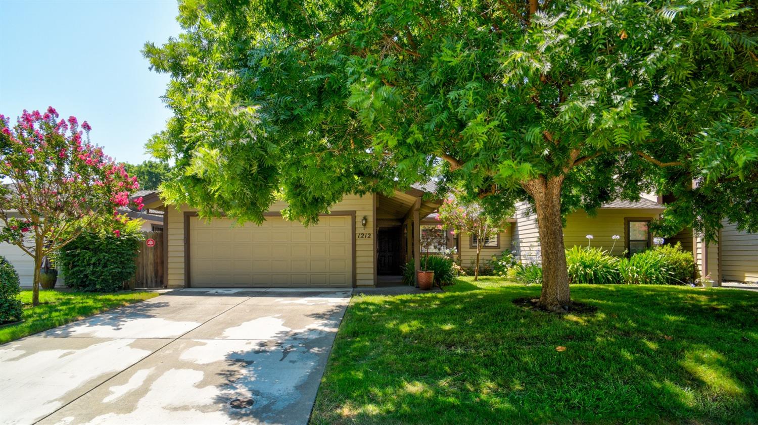 Detail Gallery Image 1 of 1 For 1212 Spruce Tree Cir, Sacramento,  CA 95831 - 2 Beds | 2 Baths