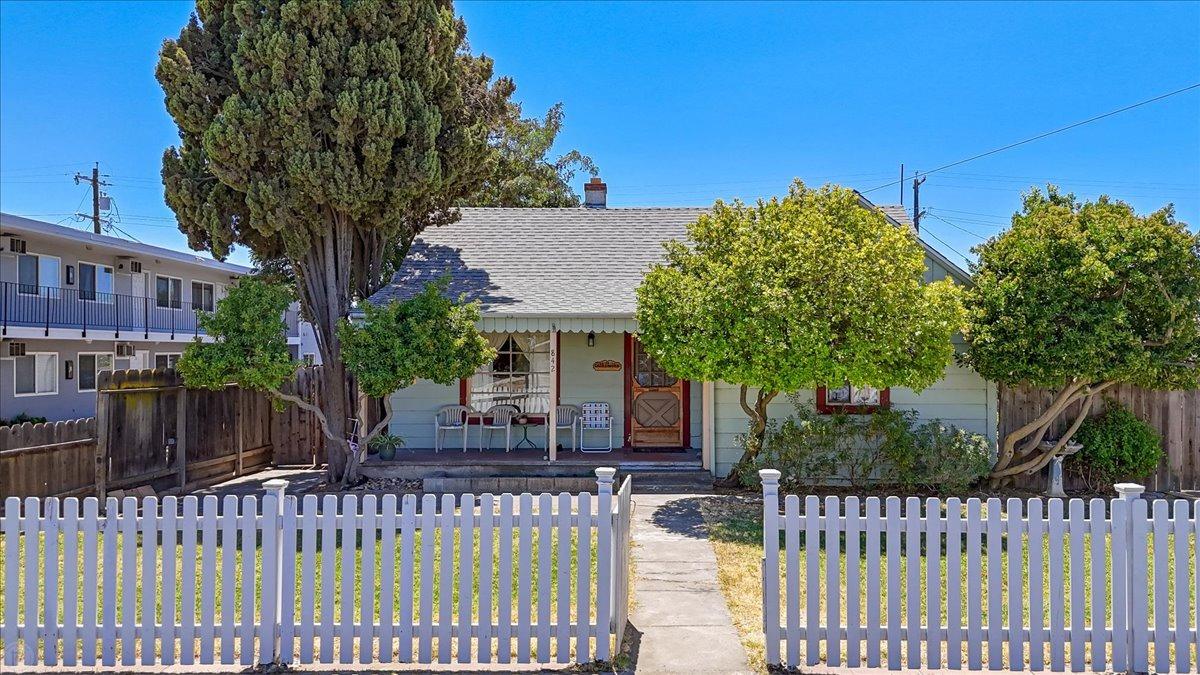 Detail Gallery Image 4 of 32 For 842 Nevada St, Manteca,  CA 95337 - 2 Beds | 1 Baths