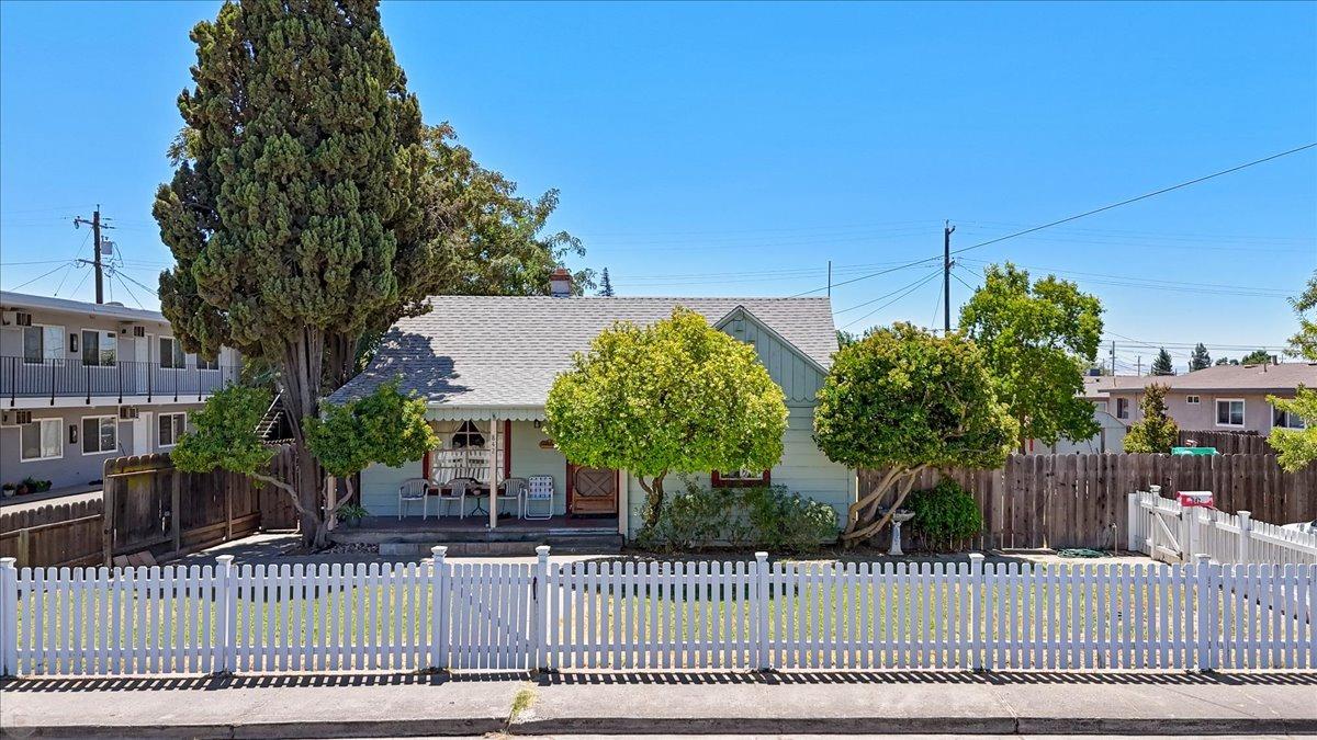 Detail Gallery Image 1 of 32 For 842 Nevada St, Manteca,  CA 95337 - 2 Beds | 1 Baths