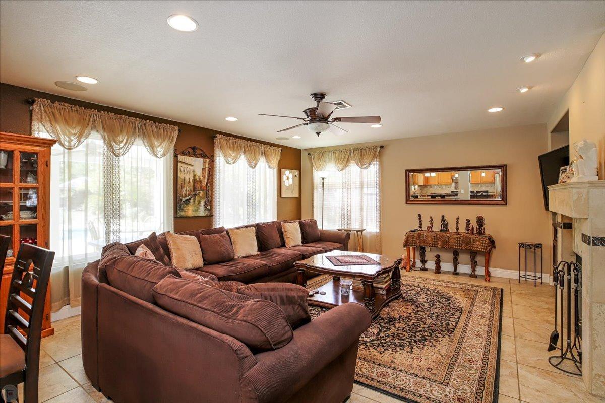 Detail Gallery Image 13 of 59 For 446 Glenbriar Cir, Tracy,  CA 95377 - 5 Beds | 2/1 Baths