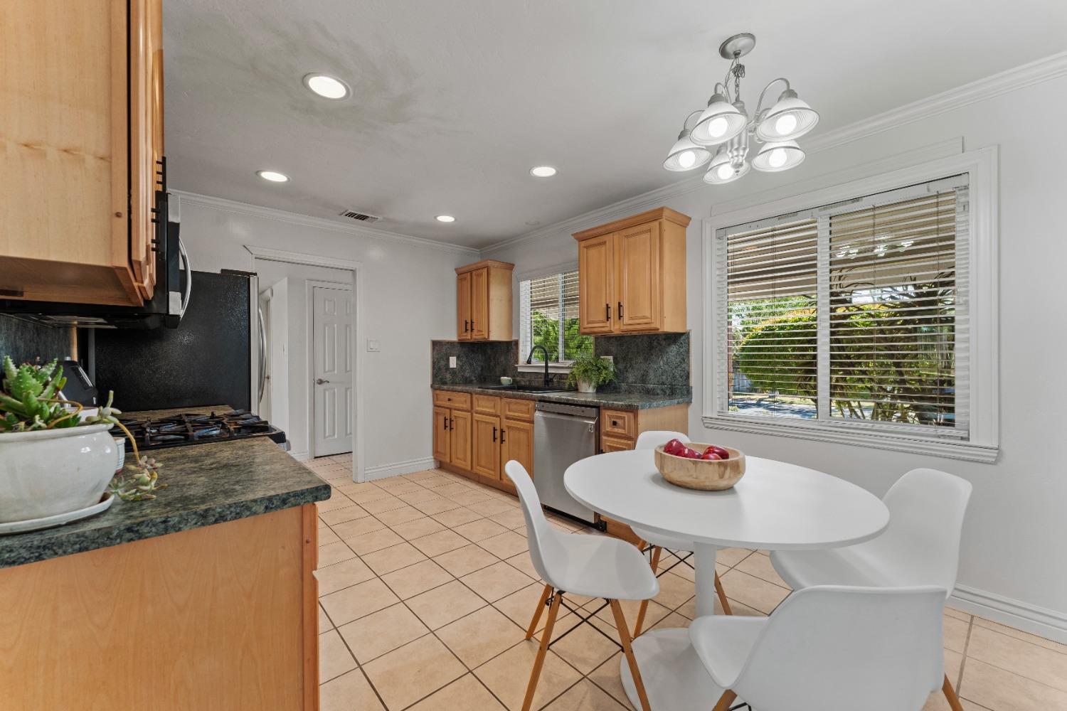 Detail Gallery Image 23 of 52 For 3029 Stanton Cir, Carmichael,  CA 95608 - 3 Beds | 2 Baths