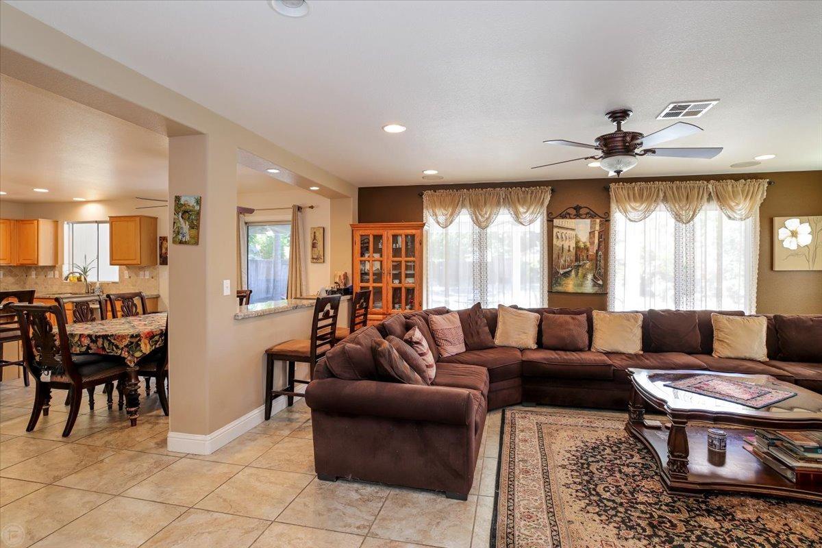 Detail Gallery Image 12 of 59 For 446 Glenbriar Cir, Tracy,  CA 95377 - 5 Beds | 2/1 Baths