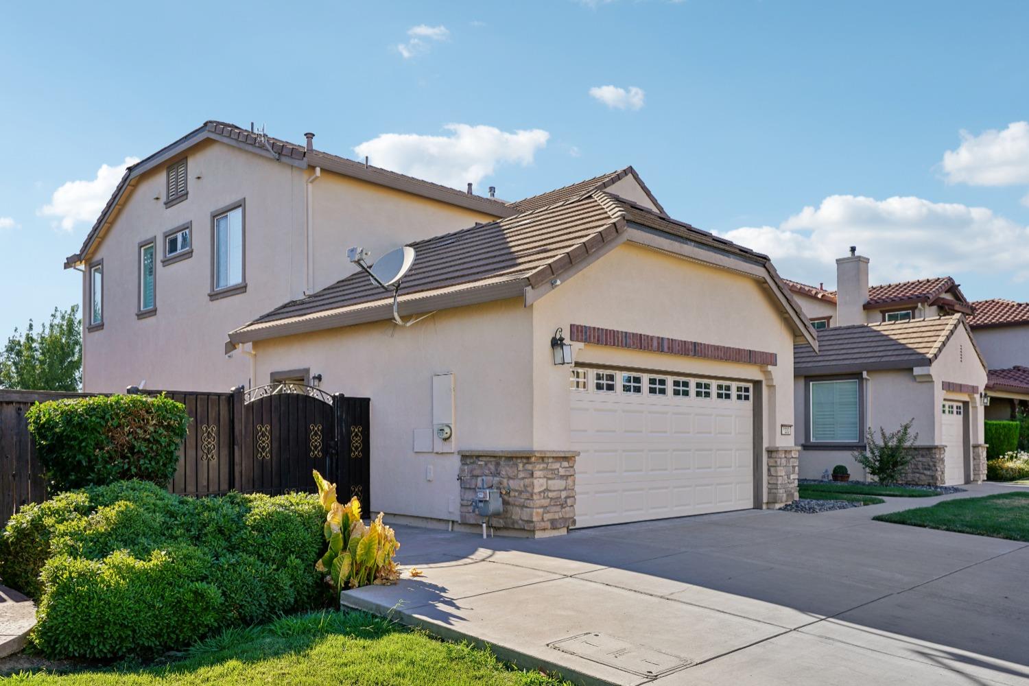 Detail Gallery Image 2 of 58 For 8220 Medeiros Way, Sacramento,  CA 95829 - 5 Beds | 4 Baths