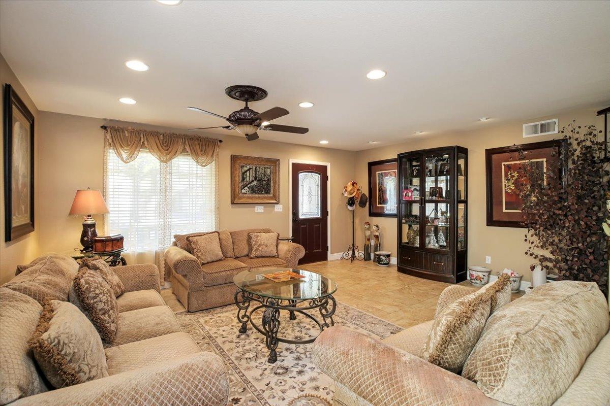 Detail Gallery Image 9 of 59 For 446 Glenbriar Cir, Tracy,  CA 95377 - 5 Beds | 2/1 Baths