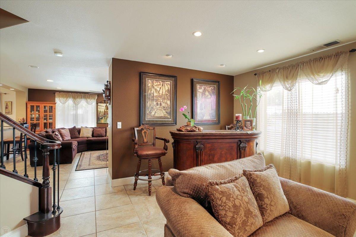 Detail Gallery Image 11 of 59 For 446 Glenbriar Cir, Tracy,  CA 95377 - 5 Beds | 2/1 Baths