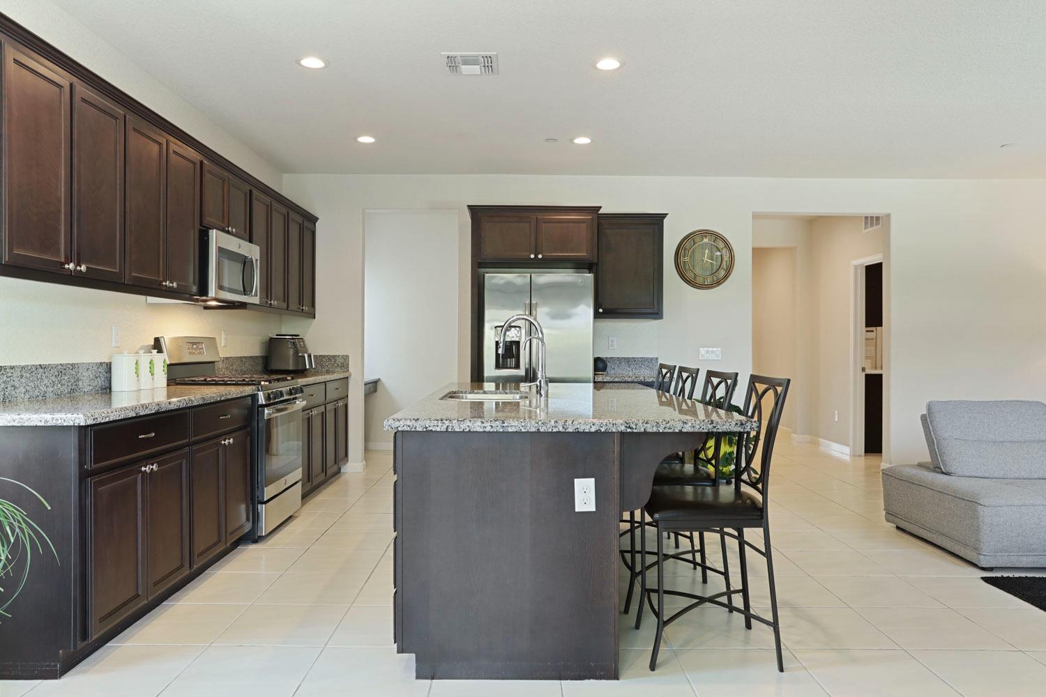 Detail Gallery Image 8 of 41 For 2433 N Wisteria Ln, Turlock,  CA 95380 - 3 Beds | 2 Baths