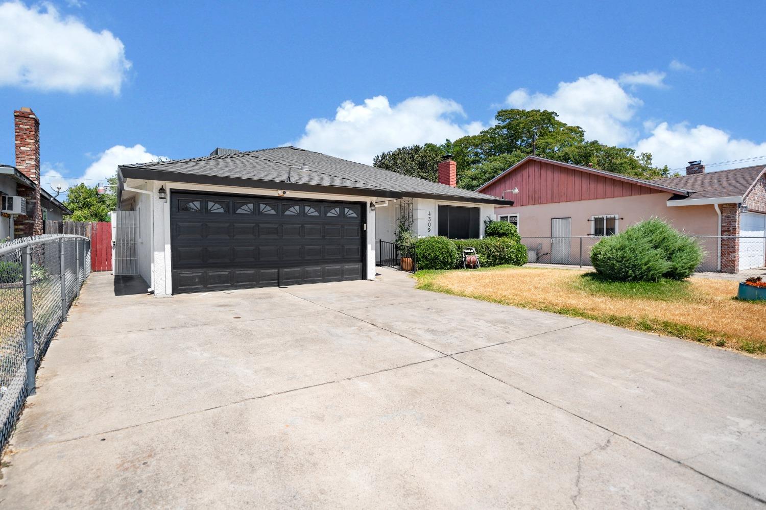 Detail Gallery Image 2 of 58 For 4309 22nd Ave, Sacramento,  CA 95820 - 4 Beds | 3/1 Baths