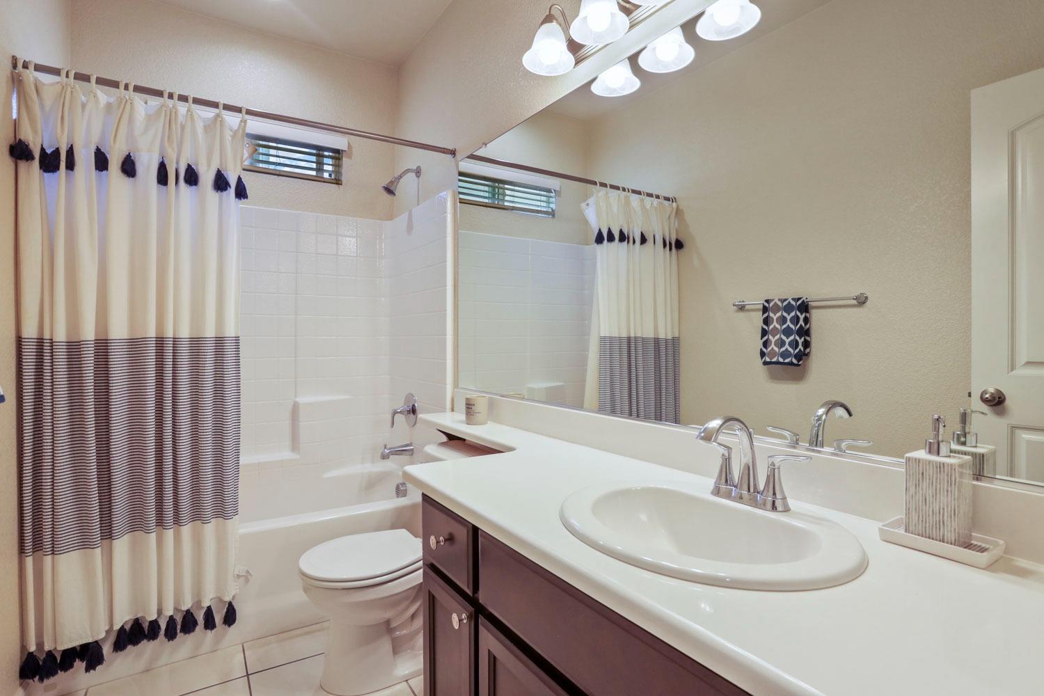 Detail Gallery Image 21 of 41 For 2433 N Wisteria Ln, Turlock,  CA 95380 - 3 Beds | 2 Baths