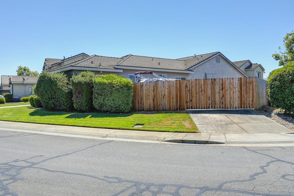 Detail Gallery Image 3 of 34 For 10064 N Mission Hills Dr, Sacramento,  CA 95829 - 4 Beds | 3/1 Baths