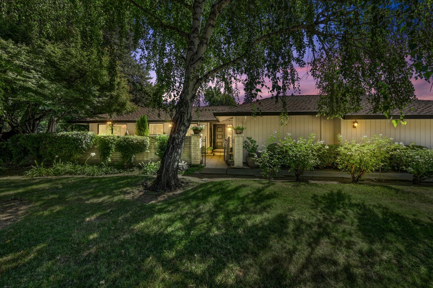 Detail Gallery Image 1 of 1 For 1216 Commons Dr, Sacramento,  CA 95825 - 2 Beds | 2/1 Baths