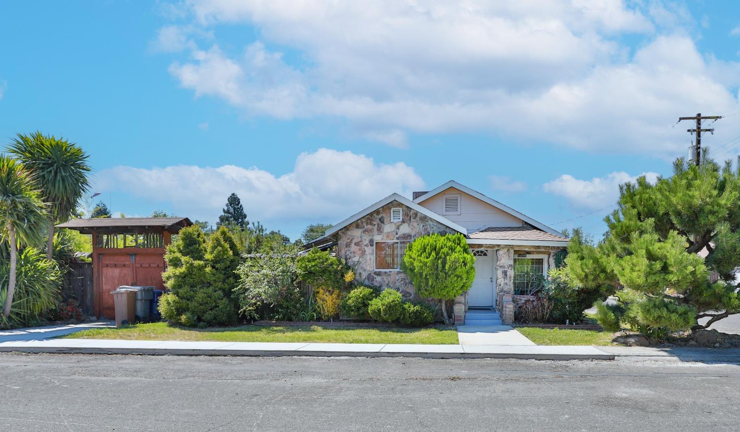 Detail Gallery Image 1 of 63 For 14090 Pine St, Walnut Grove,  CA 95690 - 4 Beds | 3 Baths