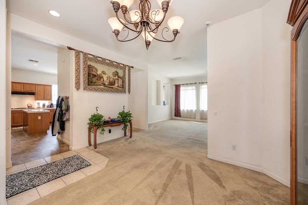 Detail Gallery Image 11 of 34 For 10064 N Mission Hills Dr, Sacramento,  CA 95829 - 4 Beds | 3/1 Baths