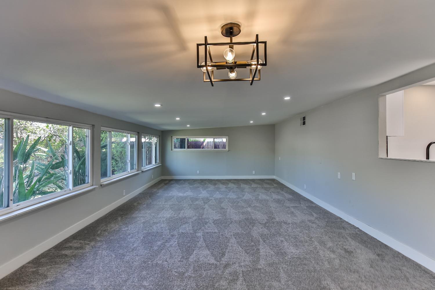 Detail Gallery Image 16 of 43 For 2028 Middleberry Rd, Sacramento,  CA 95815 - 4 Beds | 2 Baths