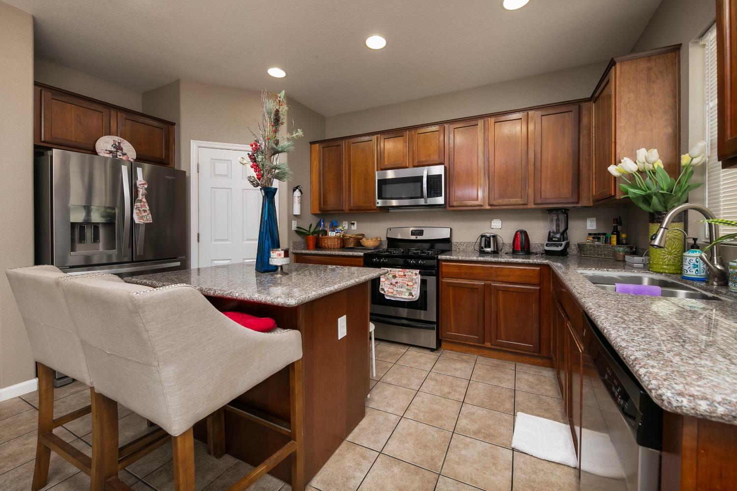 Detail Gallery Image 3 of 11 For 1516 Fog Bank Dr, Stockton,  CA 95204 - 3 Beds | 2/1 Baths